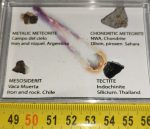 3 db meteorit és egy tektit müanyag dobozban