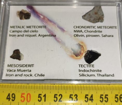 3 db meteorit és egy tektit müanyag dobozban