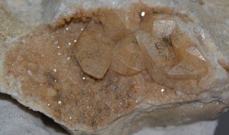 Kalcit kristályok a Cserhát hegységből Kalcit kristályok a Cserhát hegységből