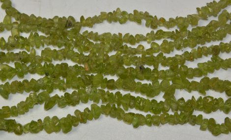 Peridot (olivin) szemcse gyöngyök, splitter füzér 85 cm